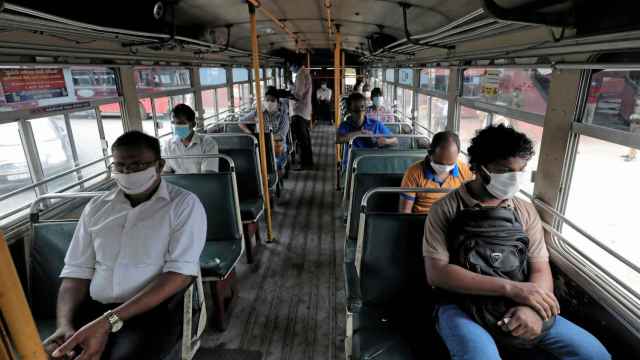 Distanciamiento social en un autobús en Colombo