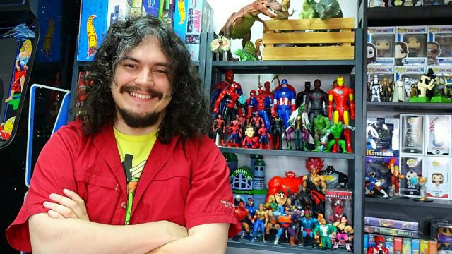 Conoce al toyhunter coruñés que acerca la cultura de los juguetes a los niños grandes