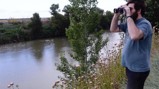 Un vecino oteando la orilla del río.