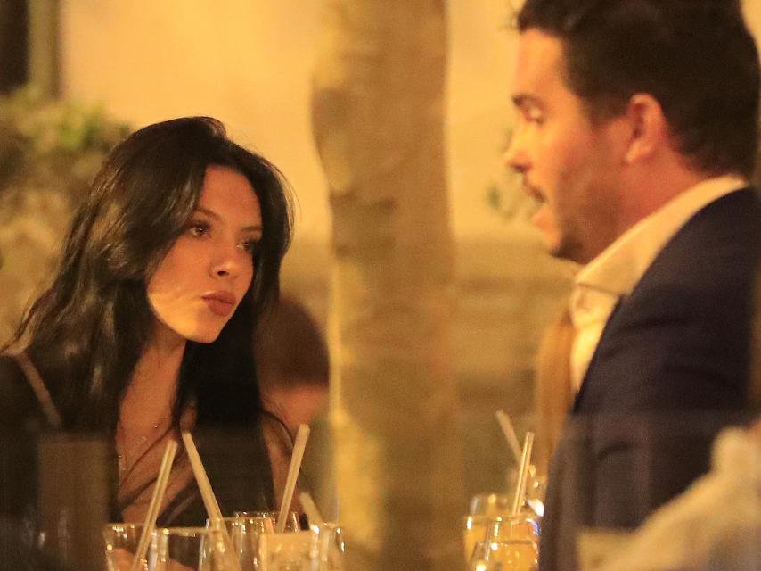 Alejandra permaneció muy atenta a su novio durante la cena.