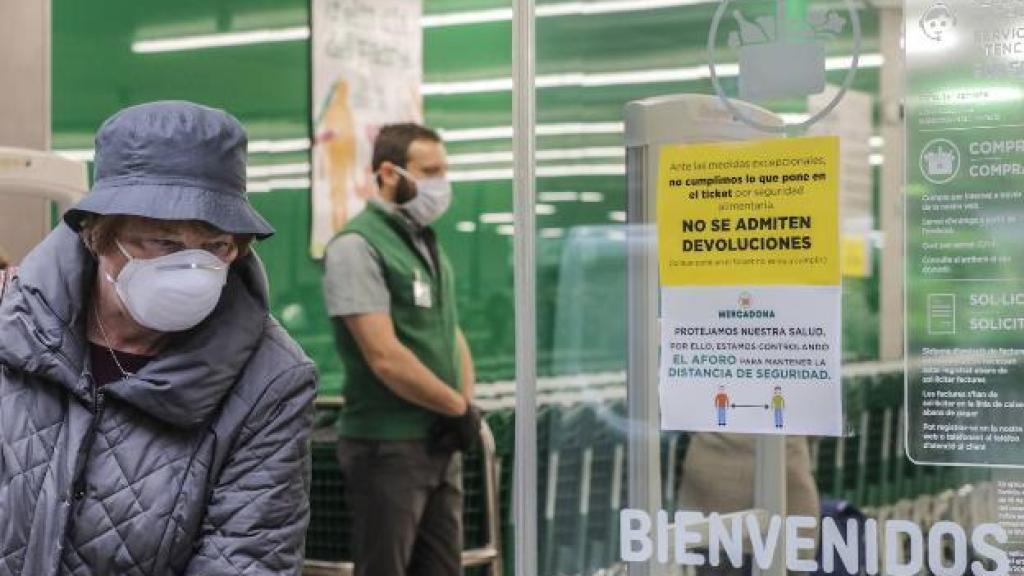 Un cajero de Mercadona pasa la compra.