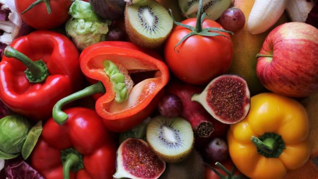 Un bodegón de frutas y de verduras.