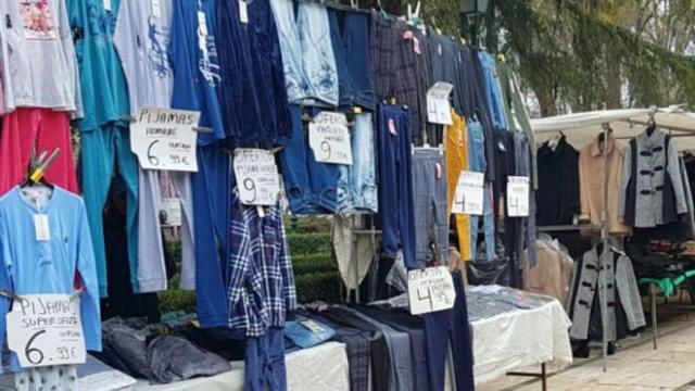 Imagen de archivo de un puesto de ropa en el mercadillo del 'Martes'.