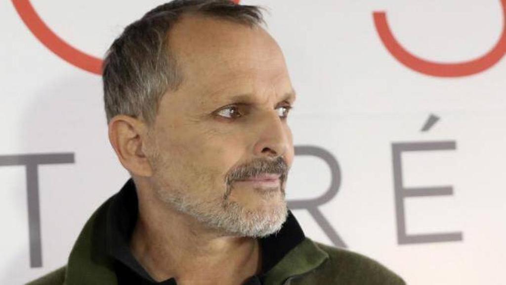 Miguel Bosé, contra Pedro Sánchez por apoyar un proyecto de vacuna de Bill Gates