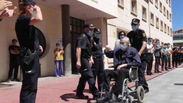 Manuel Laguna, recibido a las puertas de la Comisaría de Cuenca