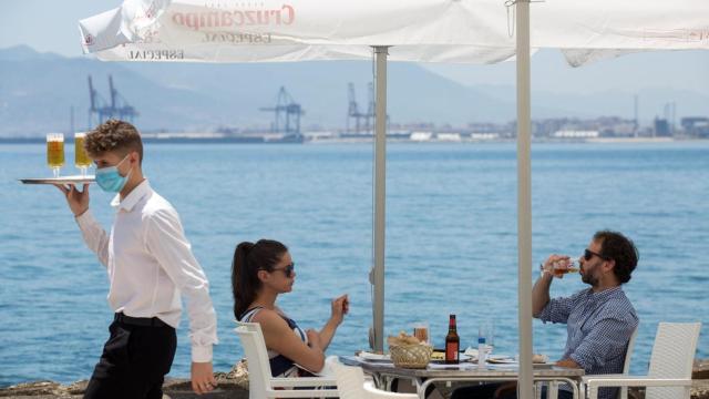 Unos clientes en una terraza en Málaga.