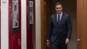 Pedro Sánchez entra en la sala de prensa de Moncloa para una de sus comparecencias dominicales.