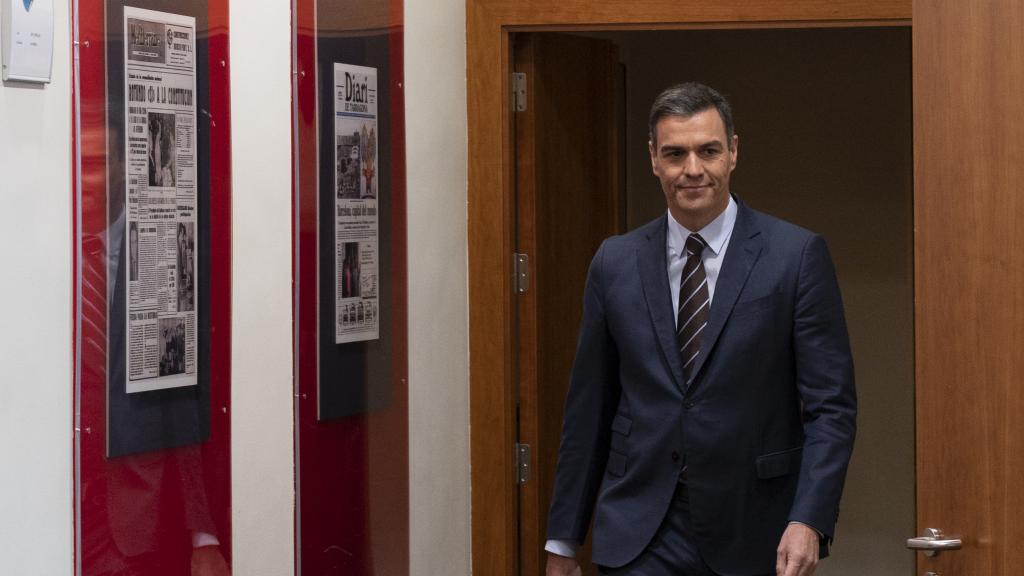 Pedro Sánchez entra en la sala de prensa de Moncloa para una de sus comparecencias dominicales.