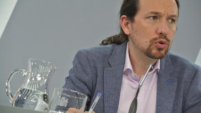 Pablo Iglesias, vicepresidente segundo del Gobierno, ante un vaso con el escudo de España en la sala de prensa de Moncloa.