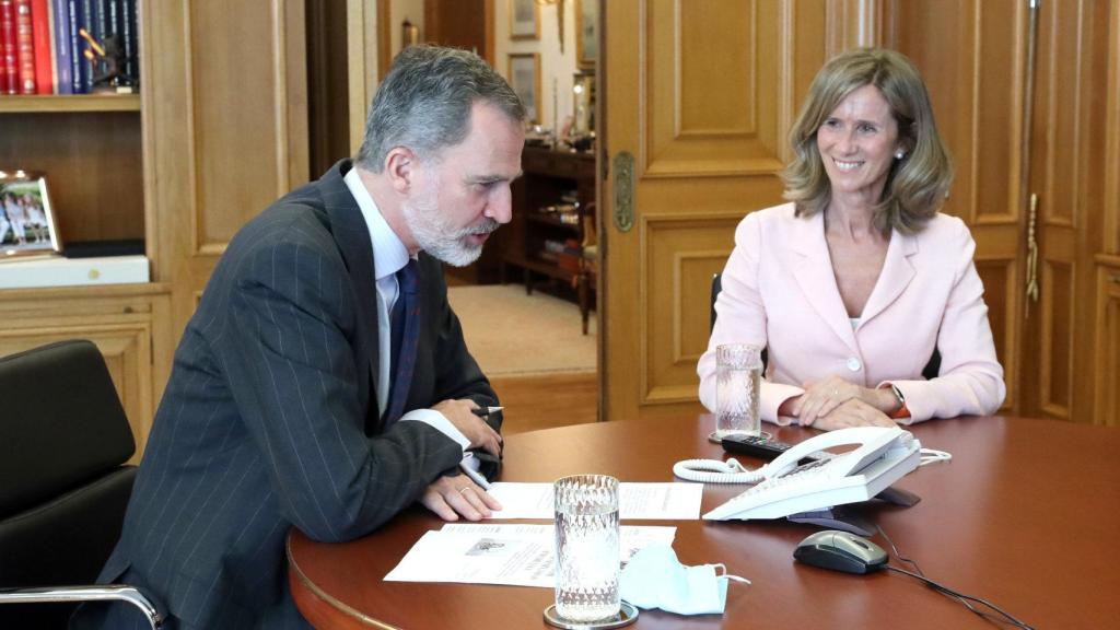 El Rey Felipe VI conversa con astronautas de la ISS durante la instalación de la cámara española