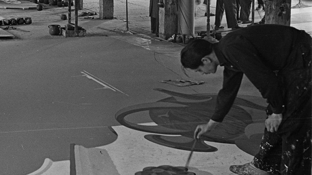 Josep Bartolí trabajando en su estudio.