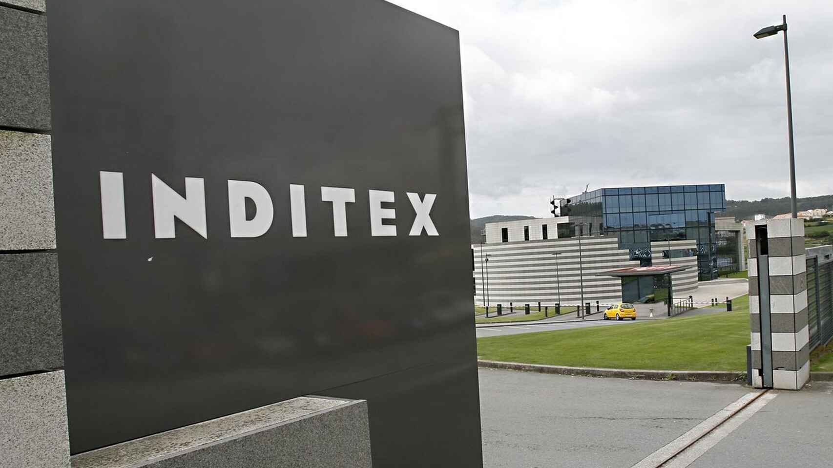 Rótulo de Inditex en la sede de la compañía.