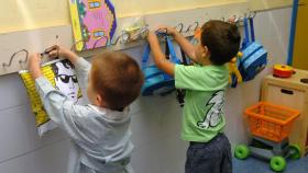 Dos niños, en su vuelta progresiva al aula.