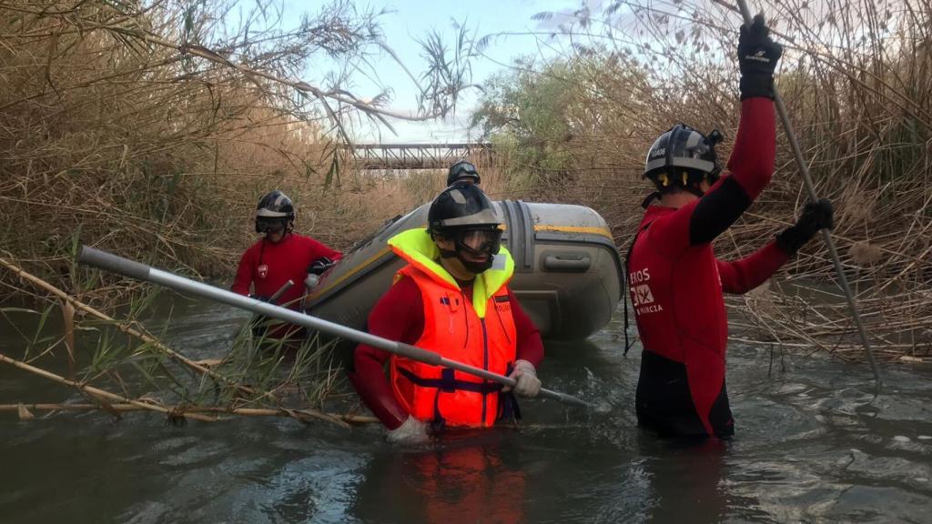 Un equipo de buzos del Consorcio de Extinción de Incendios (CEIS) de la Región buscando en el cauce del río Segura a Petra.