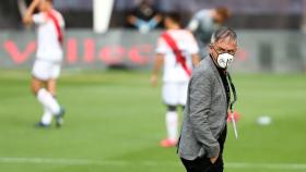 Lucas Alcaraz, entrenador del Albacete, con mascarilla momentos antes de comenzar el partido