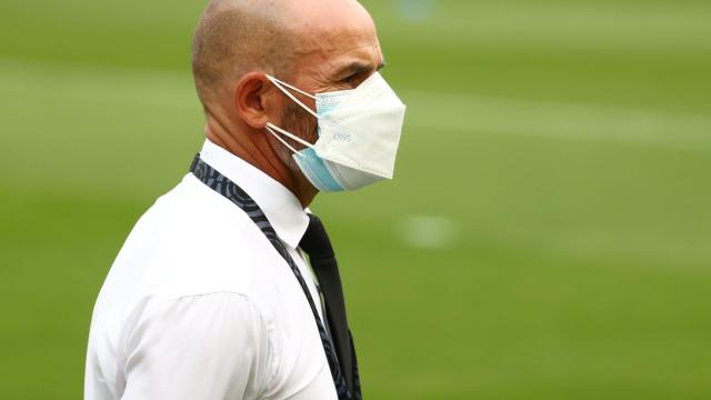 Paco Jémez, con mascarilla, en la banda viendo el partido