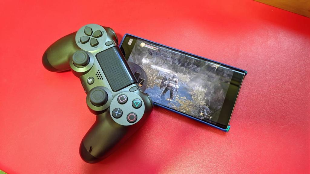 Mando de PS4 controlando GeForce NOW en un móvil Android