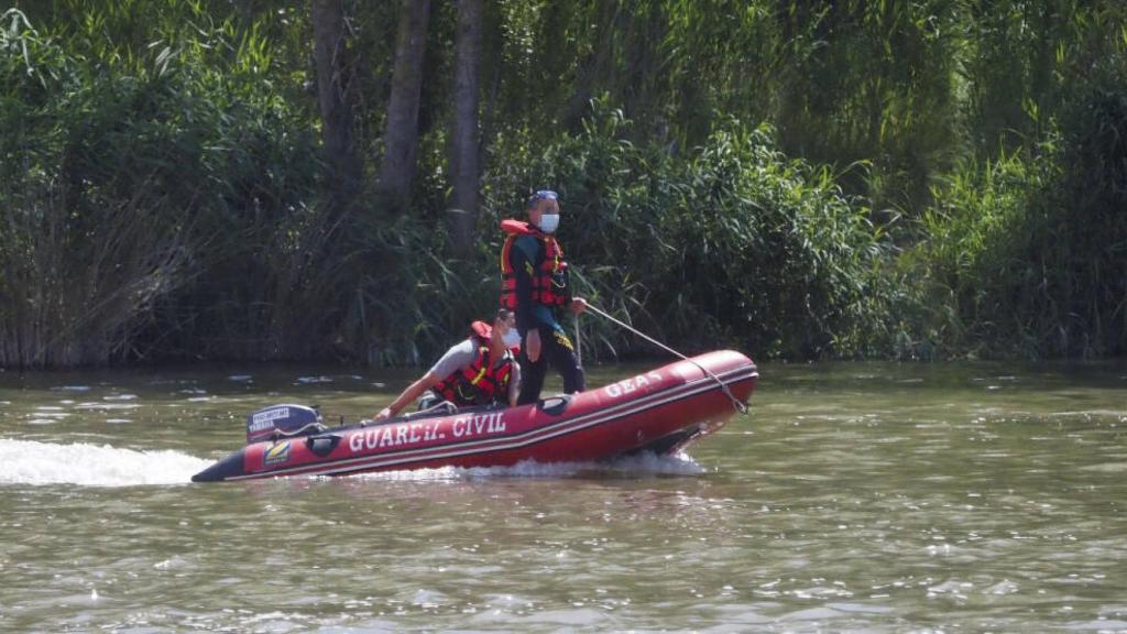 Dos miembros del operativo de búsqueda de un reptil de gran tamaño en Simancas (Valladolid)