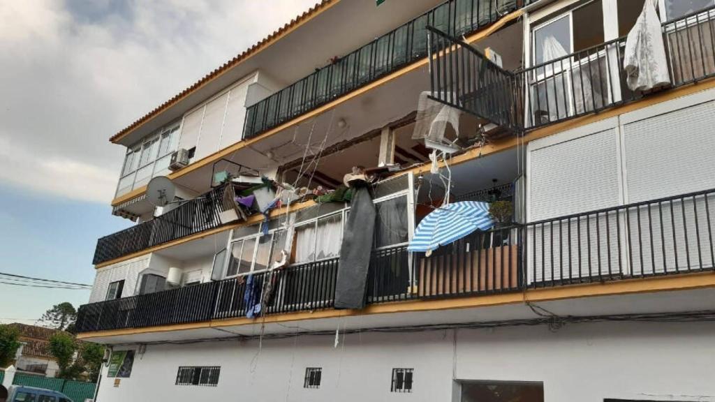 Fachada de la vivienda afectada por la explosión de dos bombonas