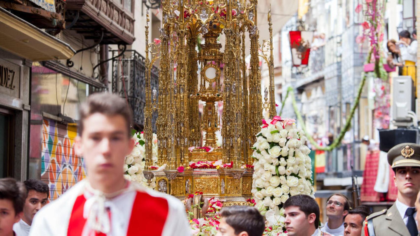 La Custodia procesionando por las calles de Toledo