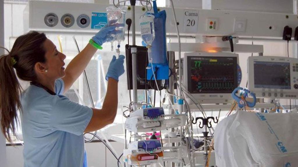 Una enfermera prepara una vía intravenosa para un paciente en un hospital de Cataluña. (EFE)