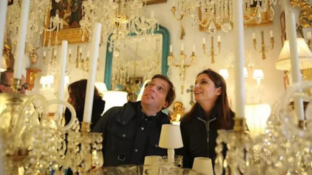 El alcalde de Madrid, José Luis Martínez-Almeida, y la delegada de Cultura, Andrea Levy, durante una visita al Rastro de Madrid.