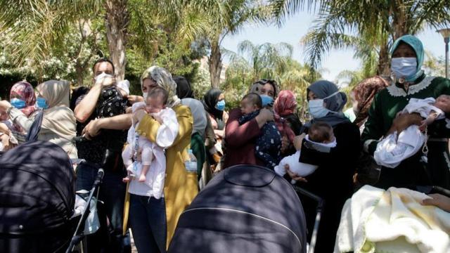 Medio centenar de personas se ha concentrado frente al paso fronterizo de Beni-Enzar, en Melilla.