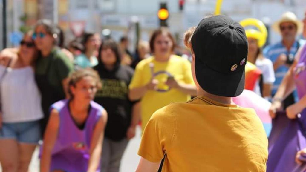 Menores trans se reúnen en una celebración del Día de la Visibilidad Intersexual.