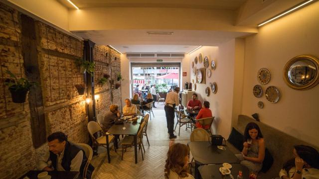 Clientes en un restaurante el día en el que se reabren al público los establecimientos de hostelería y restauración.