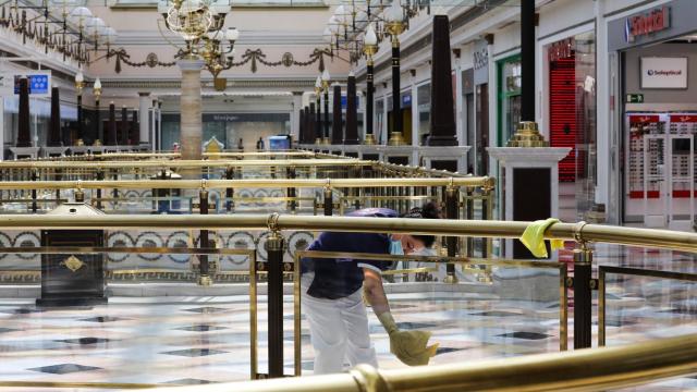 Una trabajadora de la limpieza limpia las barandillas del Centro Plaza Norte 2 de Madrid.