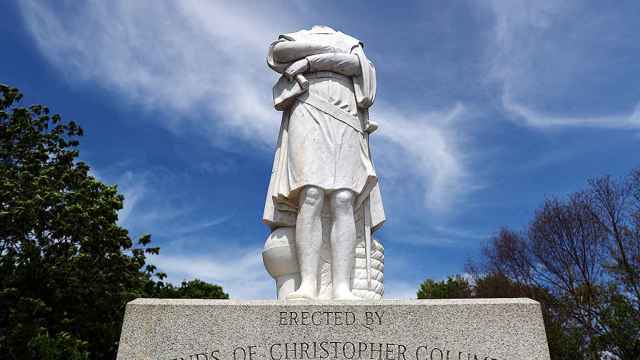 La estatua de Cristobal Colón en Boston, decapitada.