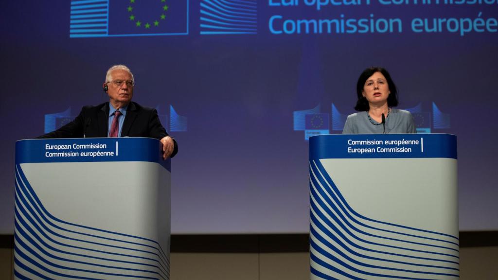 Josep Borrell y la vicepresidenta Vera Jourova, durante la rueda de prensa de este miércoles