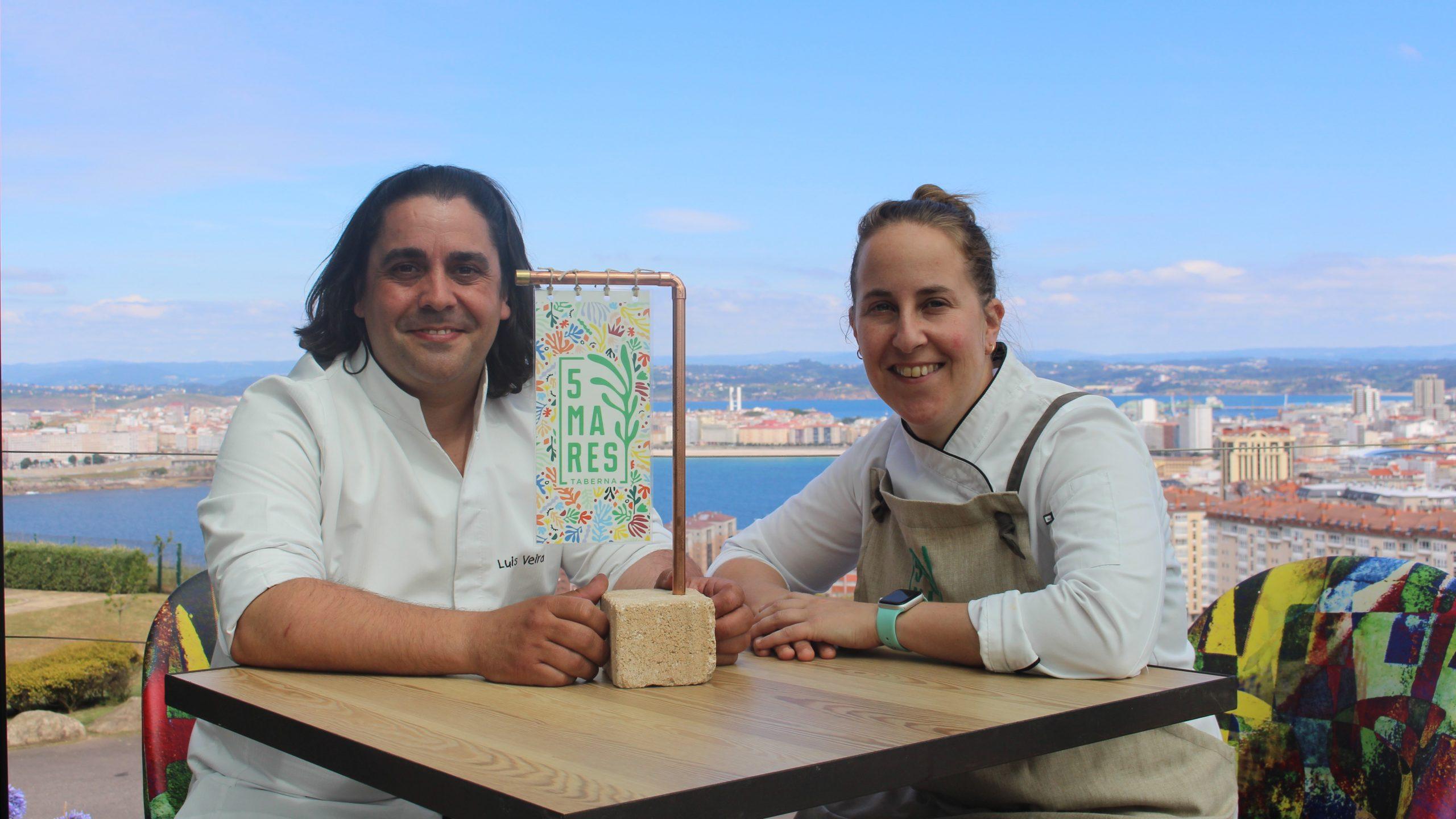 Luis Veira e Iria Espinosa en la taberna 5 Mares.