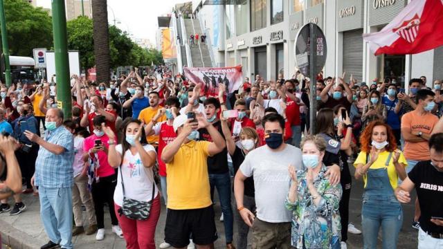 Concentración de aficionados del Sevilla antes del derbi contra el Betis en el Sánchez Pizjuán