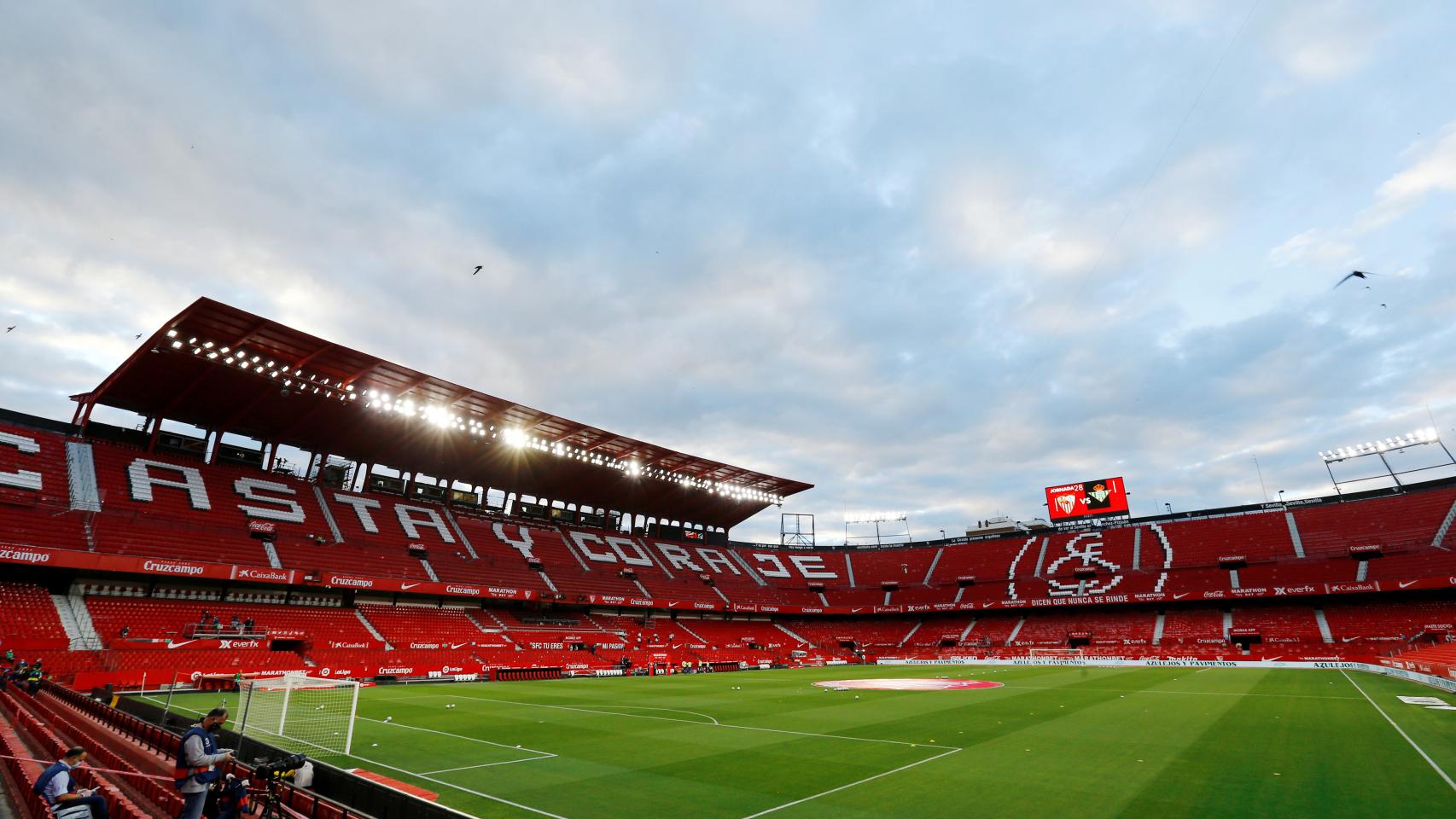 Panóramica del Sánchez Pizjúan sin aficionados en las gradas antes del Sevilla - Betis