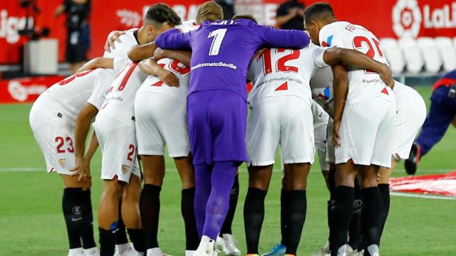 Piña de jugadores del Sevilla antes del derbi contra el Betis