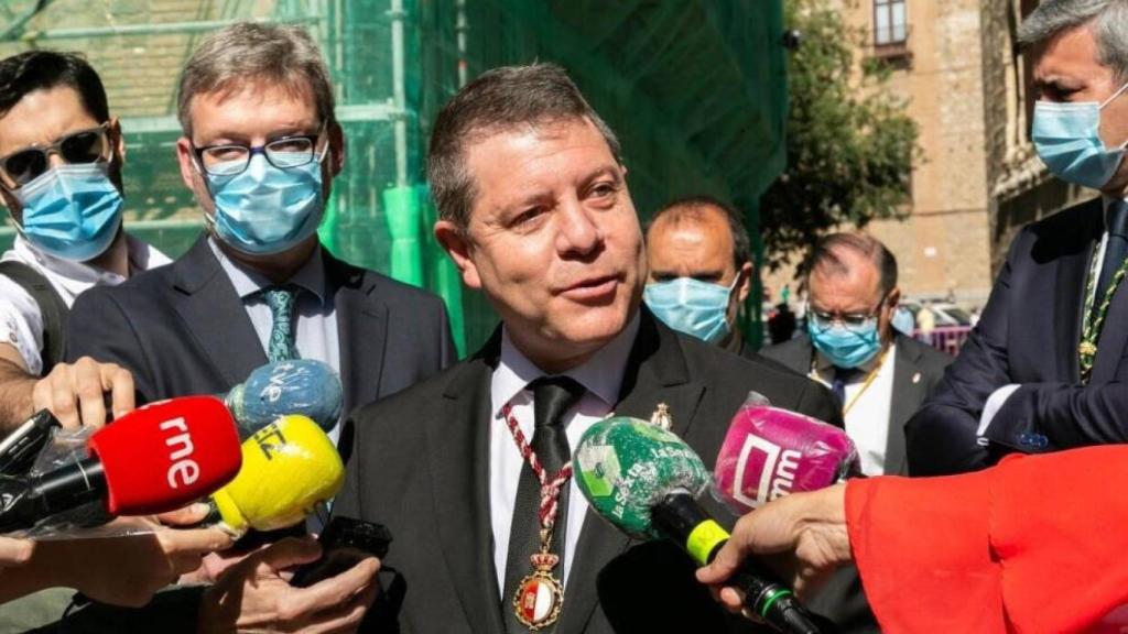 El presidente de Castilla-La Mancha, Emiliano García-Page, este jueves antes de entrar en la Catedral de Toledo para celebrar el Corpus