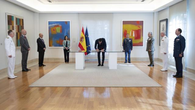 Pedro Sánchez en el momento de la firma de la Directiva de Defensa Nacional.