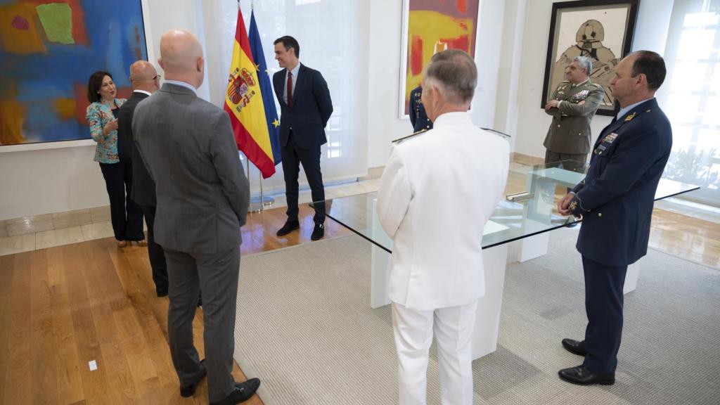 Pedro Sánchez y Margarita Robles departen con la cúpula militar en Moncloa.