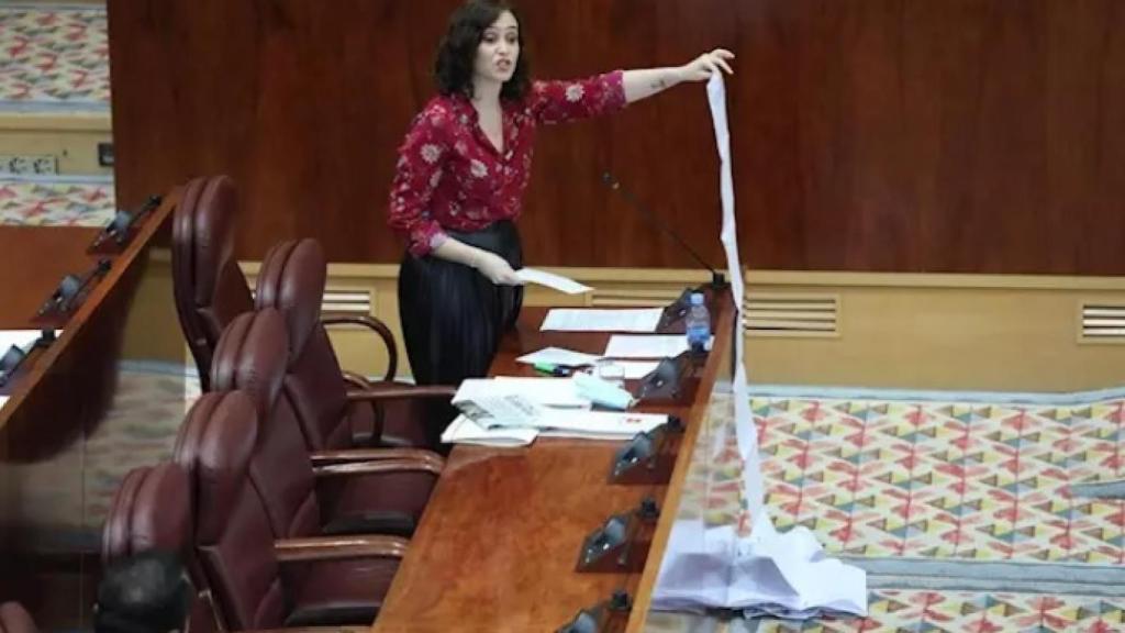 Isabel Díaz Ayuso muestra una lista de residencias de mayores atendidas en la crisis del coronavirus.