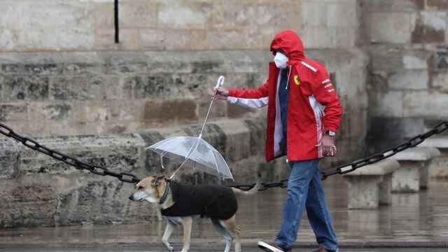 La lluvia afecta a la capacidad de filtrado de las mascarillas.