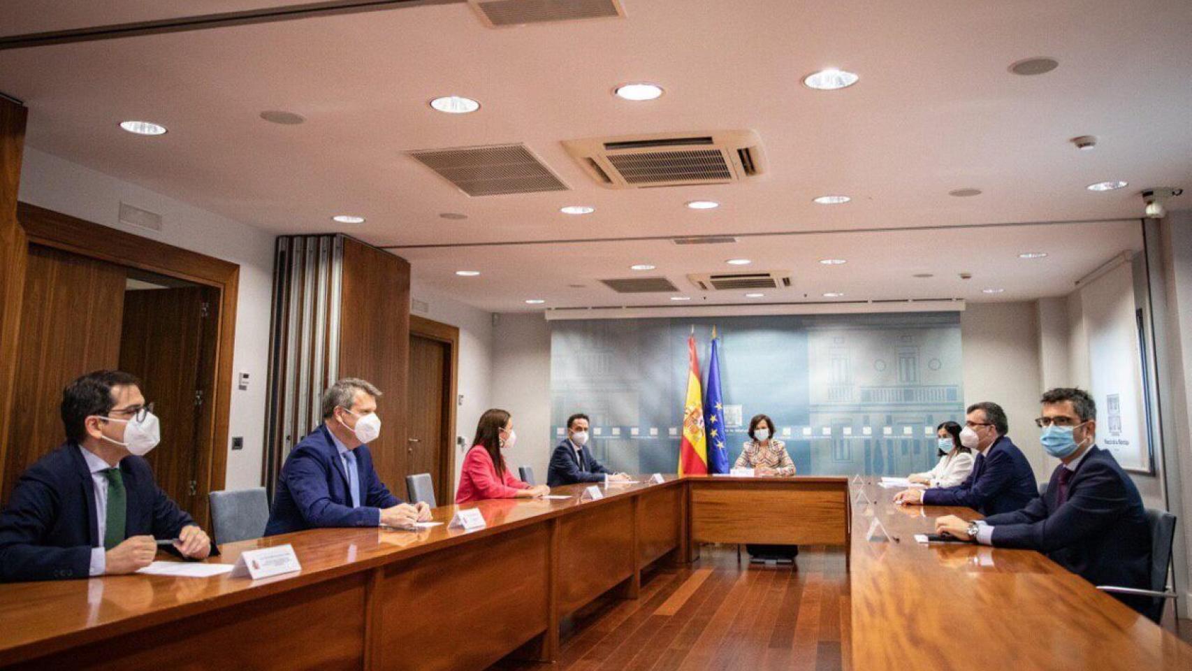 En el centro, Carmen Calvo; a la derecha , por parte del Gobierno, Carolina Darías, José Antonio Montilla y Félix Bolaños. A la izquierda, de Cs: Edmundo Bal, Marina Bravo, Carlos Cuadrado y José Mª Espejo.