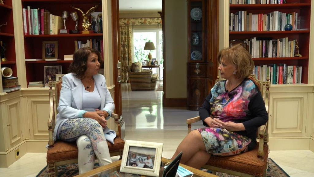 María Teresa y Meli en la biblioteca de la casa de la presentadora durante la grabación.