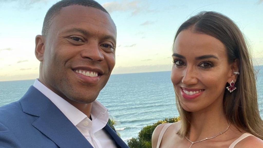 Julio Baptista junto a su mujer