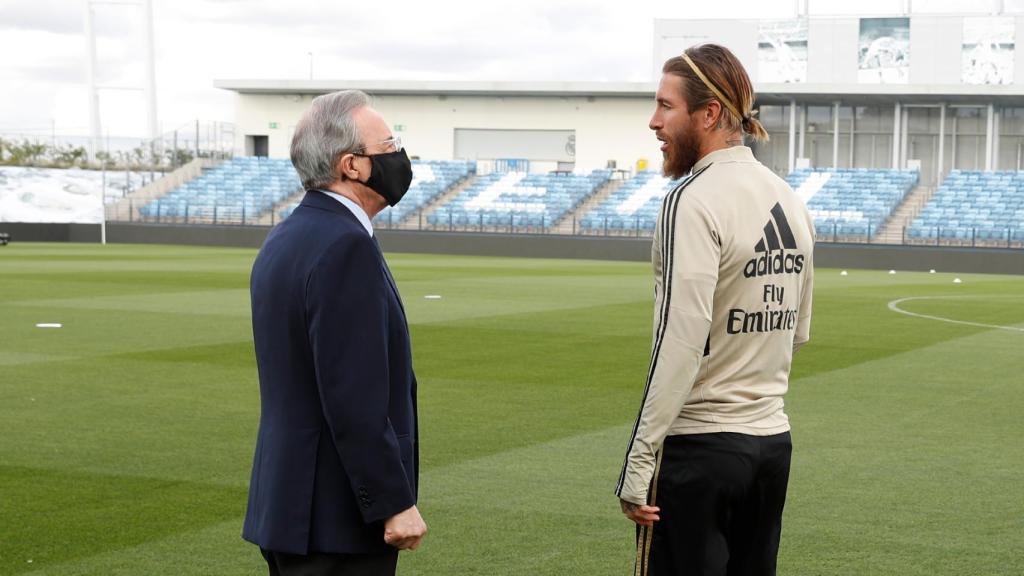 Florentino Pérez y Sergio Ramos, sobre el césped del Alfredo Di Stefano