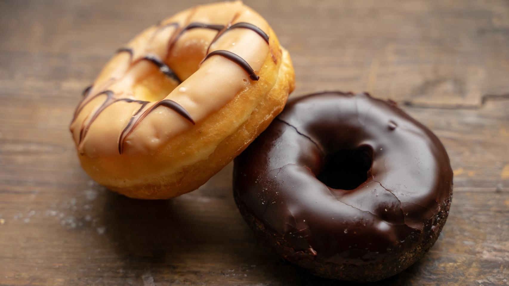 Unos donuts caseros recién salidos del horno.