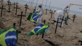 Activistas colocan 110 cruces en Río de Janeiro para denunciar la gestión de la crisis por parte del Gobierno de Brasil. EFE/ Antonio Lacerda