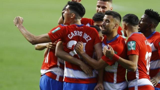 Carlos Fernández celebra uno de los goles del Granada ante el Getafe