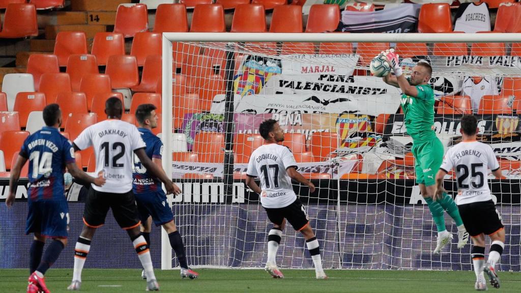 Aitor Fernández atrapa un balón ante Francis Coquelin y Alessandro Florenzi en el Valencia - Levante