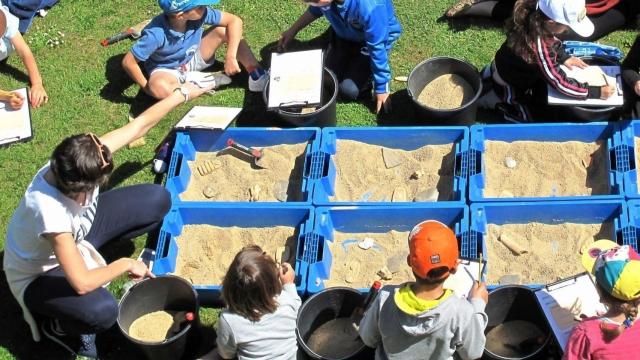 Niños en los campamentos del Museo Arqueológico.